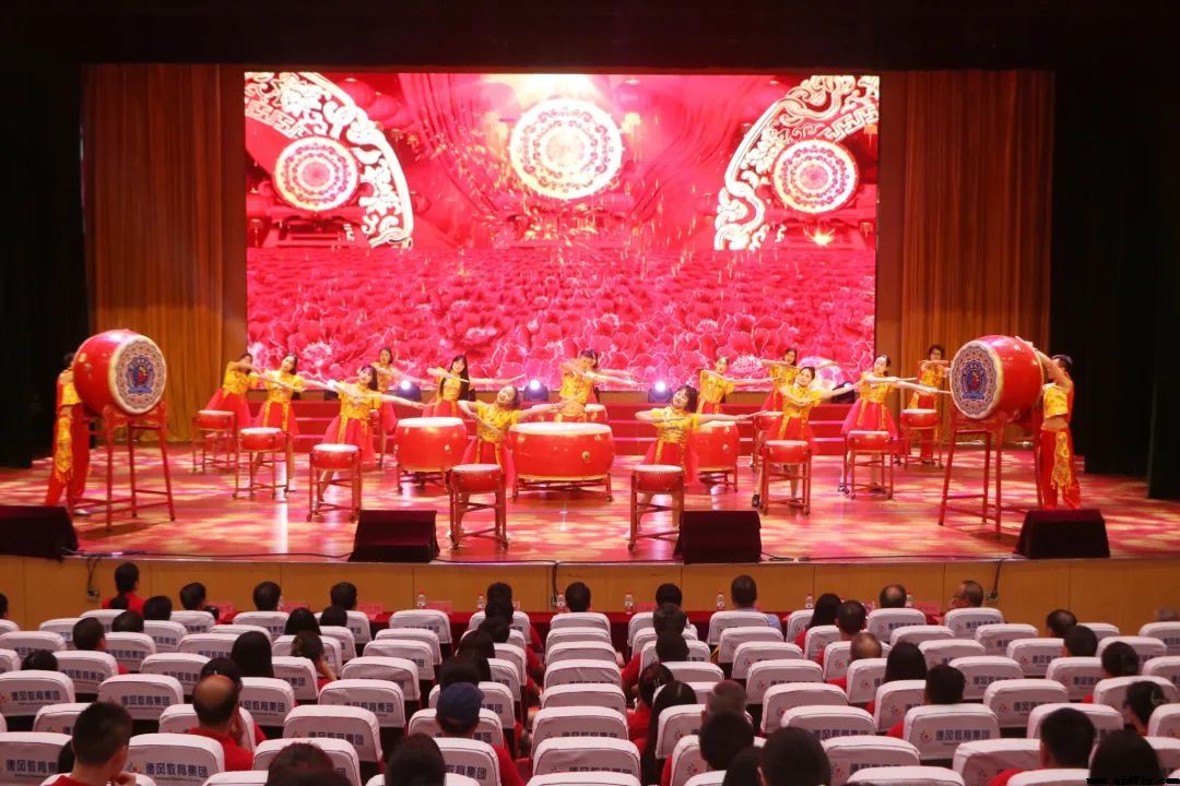 躬耕教壇勇?lián)?dāng)，實(shí)干爭(zhēng)先再出發(fā) ——德風(fēng)教育集